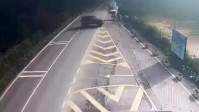 İranlı iş adamı Aref Nasiri Khalahi'nin cipinin seyyar satıcı Sadiye