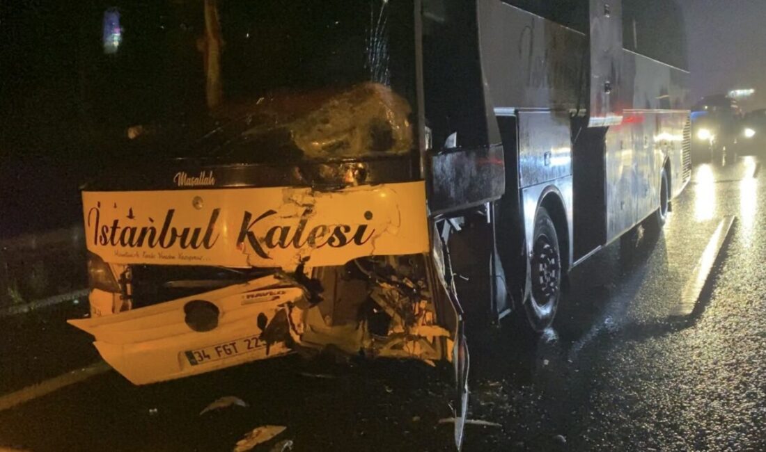 Sarıyer Kuzey Marmara Otoyolu'nda meydana gelen kaza sonucunda araçtan inen