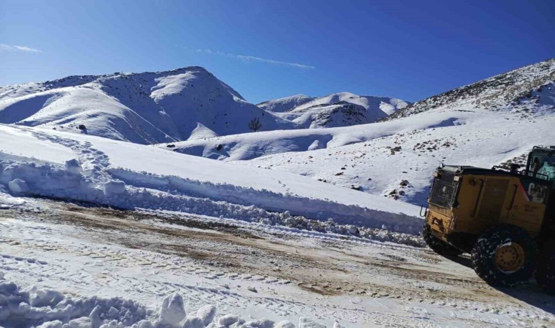 Batman'ın Sason ilçesindeki Cobet Yayla yolu, kar temizlenerek ulaşıma açıldı.