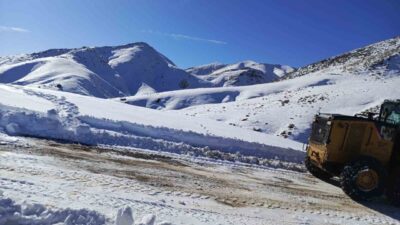 Batman'ın Sason ilçesindeki Cobet Yayla yolu, kar temizlenerek ulaşıma açıldı.