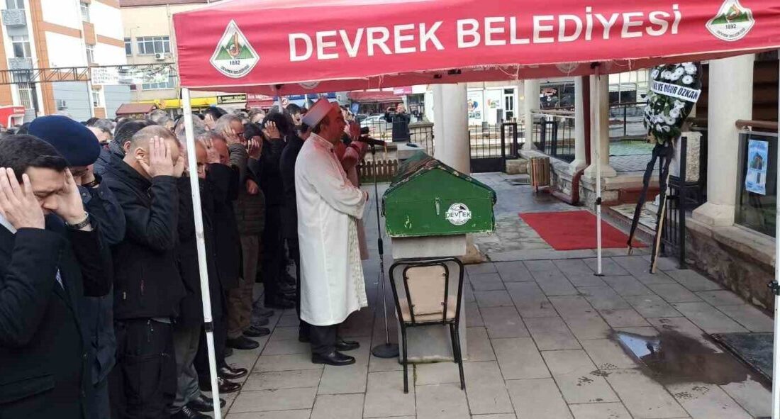 Devrekli Emrah Uzunay’ın annesi Yaşar Uzunay, kanser nedeniyle hayatını kaybetti.