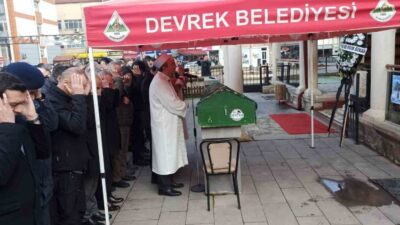 Devrekli Emrah Uzunay’ın annesi Yaşar Uzunay, kanser nedeniyle hayatını kaybetti.