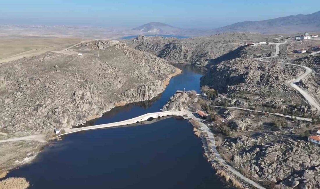 Kırıkkale'deki Çeşnigir Köprüsü ve Kızılırmak Kanyonu, dron ile havadan geniş