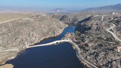 Kırıkkale'deki Çeşnigir Köprüsü ve Kızılırmak Kanyonu, dron ile havadan geniş