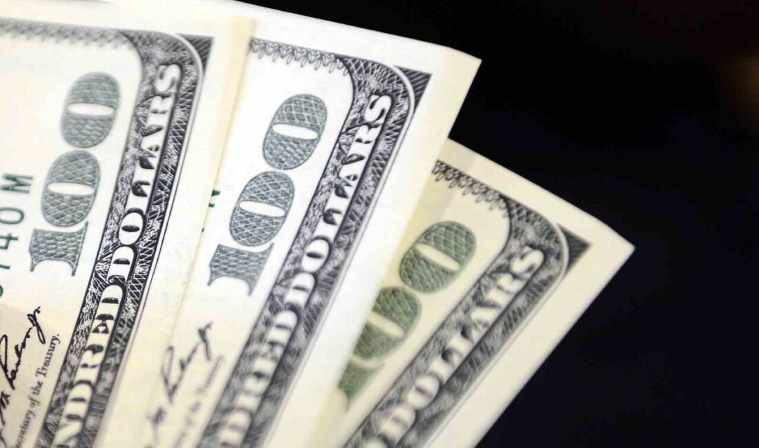 Dolar günü 35,5990 liradan, euro ise 36,9480 liradan açtı. İstanbul