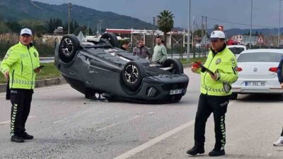 Seydikemer ilçesinde iki aracın birbirini sıkıştırması sonucu meydana gelen trafik