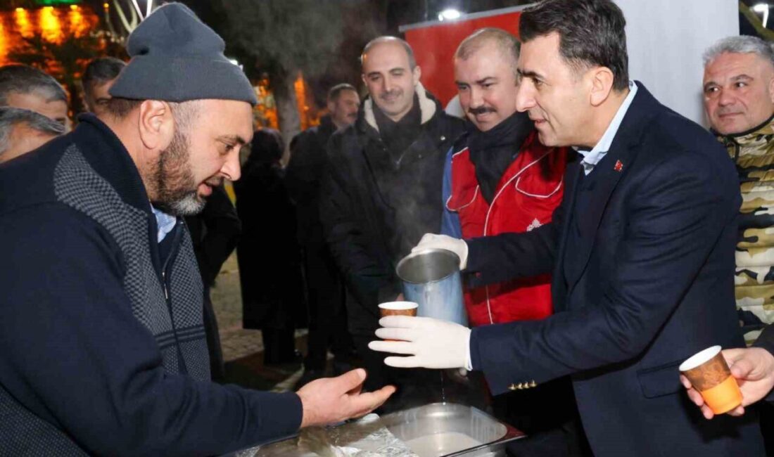 Bilecik Valisi Şefik Aygöl, Şeyh Edebali Türbesi'nde vatandaşlara salep ikram