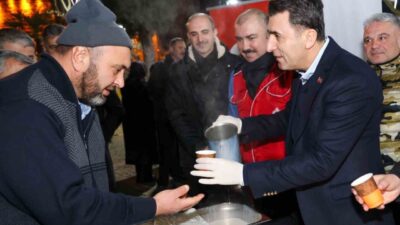 Bilecik Valisi Şefik Aygöl, Şeyh Edebali Türbesi'nde vatandaşlara salep ikram