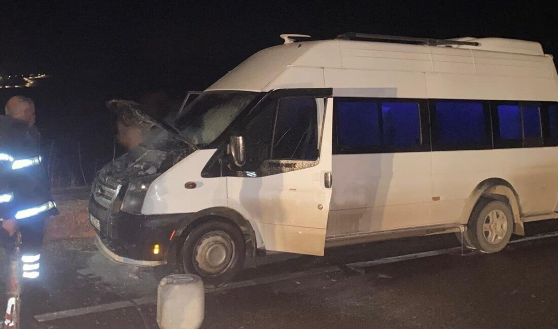 Besni ilçesinde Tahir Koşar'a ait minibüs seyir halindeyken motor kısmında