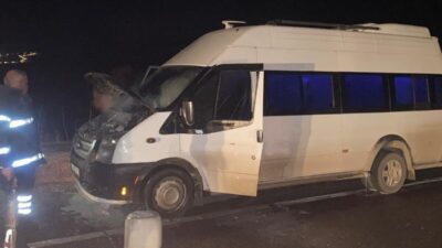 Besni ilçesinde Tahir Koşar'a ait minibüs seyir halindeyken motor kısmında