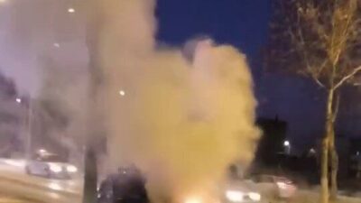 Adıyaman'da seyir halindeki bir otomobil motor kısmında çıkan yangın sonucu