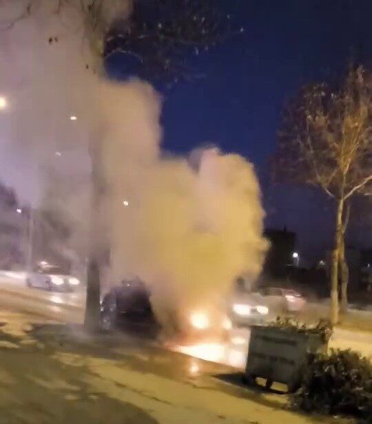 Seyir halindeki otomobil alev aldı Adıyaman'da seyir halindeki bir