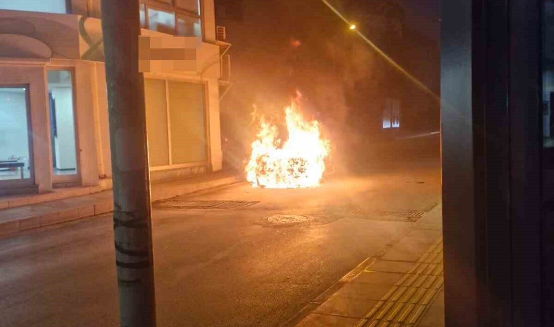 Çorum'da İ.H.Ç. idaresindeki otomobil seyir halindeyken alev aldı. Yangını fark