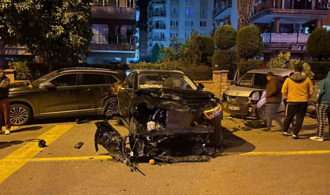 Aydın'ın Efeler ilçesinde meydana gelen kazada, bir otomobilin arkadan çarpması