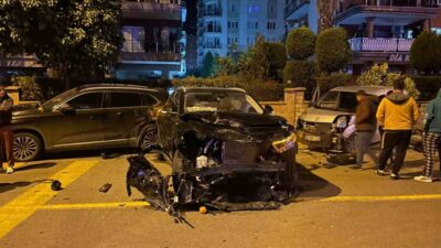 Aydın'ın Efeler ilçesinde meydana gelen kazada, bir otomobilin arkadan çarpması