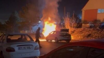 Sivas’ta seyir halindeyken alev alan otomobil yanarak kullanılamaz hale geldi.