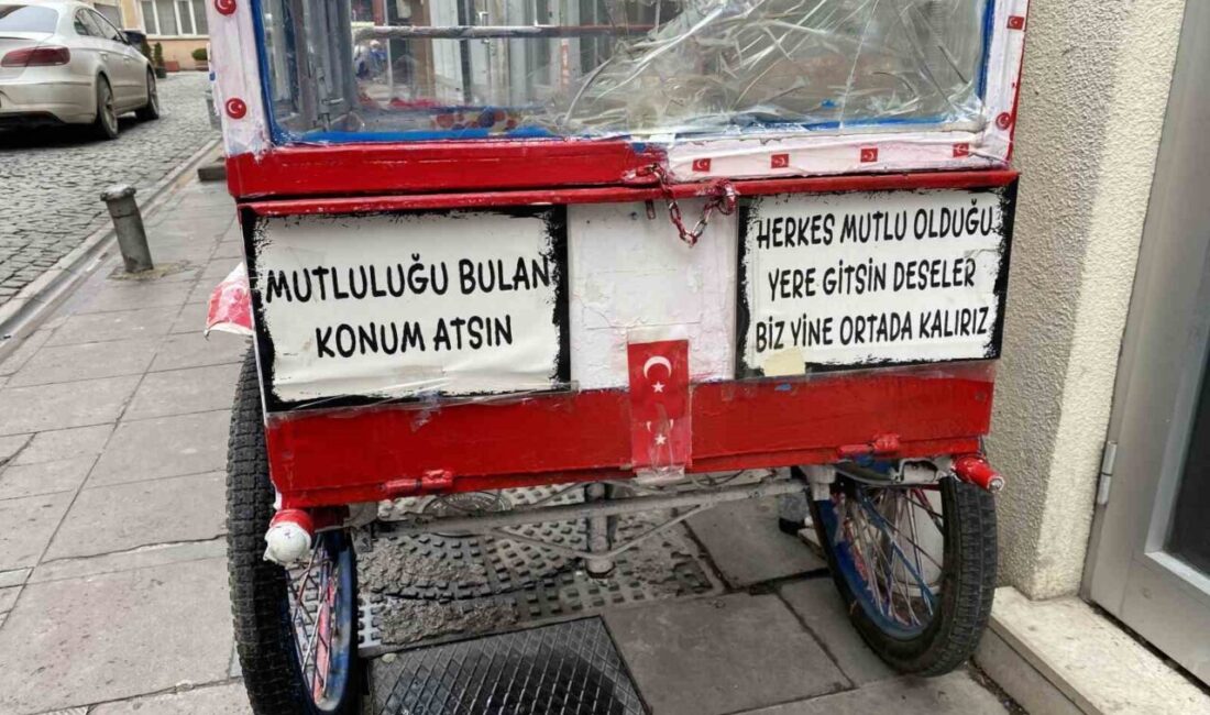 Eskişehir'de dikkat çeken seyyar el arabası, üzerindeki ilginç mesajlarla konuşuluyor.
