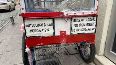 Eskişehir'de dikkat çeken seyyar el arabası, üzerindeki ilginç mesajlarla konuşuluyor.