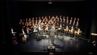 Eskişehir'de düzenlenen ’Sezon Ortası ve 51. Sanat Gecesi’ konserinde Türk