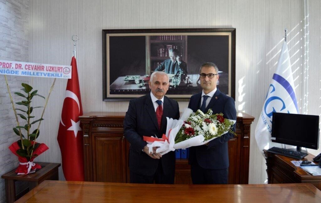 Niğde SGK İl Müdürü Nail Van emekli olurken görevini Sosyal