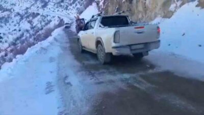 Eruh ilçesindeki yoğun kar yağışı sonrası köy yollarında tuzlama çalışmaları