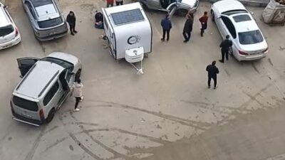 İstanbul Silivri'de araç direksiyon hakimiyetini kaybederek otoparka düştü. Kazada hafif