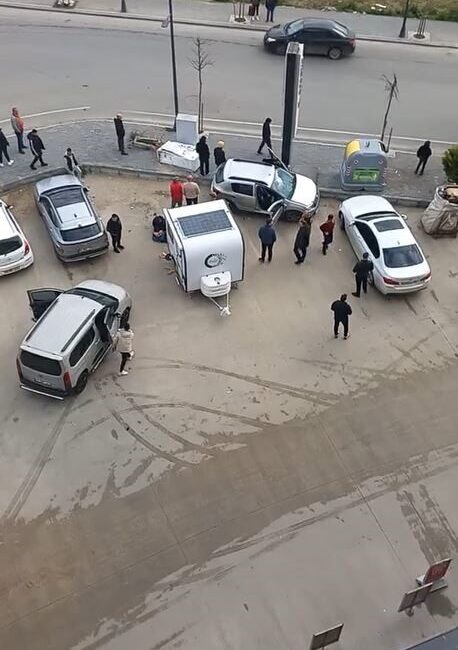 İstanbul Silivri'de araç direksiyon hakimiyetini kaybederek otoparka düştü. Kazada hafif