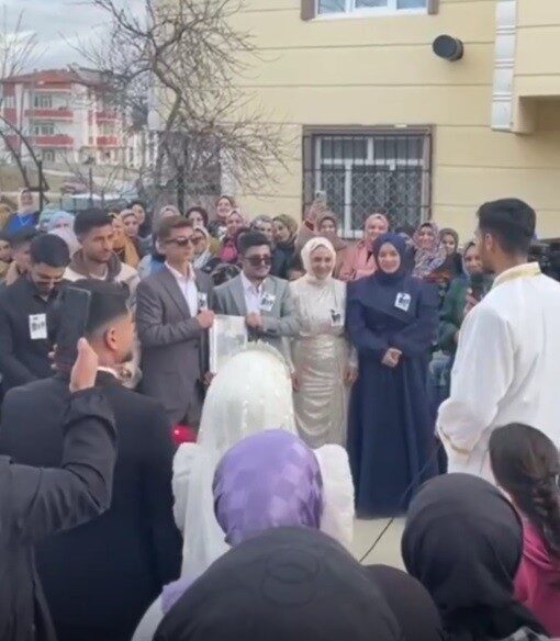 Boyabat'ta düğünde damada sıra dışı bir gösteri: Arkadaşları tarafından cenaze