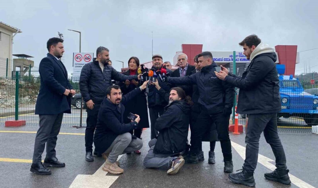 Sırrı Süreyya Önder: “Çok spekülatif tartışmalar oluyor, silah kadar zarar veren bir dil bu” DEM Parti Milletvekili Sırrı