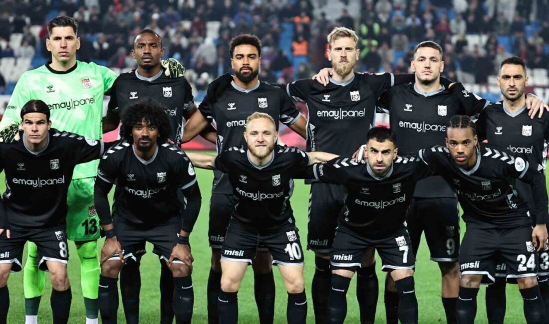 Sivasspor, Trabzonspor'a 4-0 yenilerek galibiyet hasretini 8 maça çıkardı. 21.