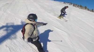 Zigana Kayak Merkezi'nde snowboardcu Şenol Pustu ile kayakçı İsa Özdemir