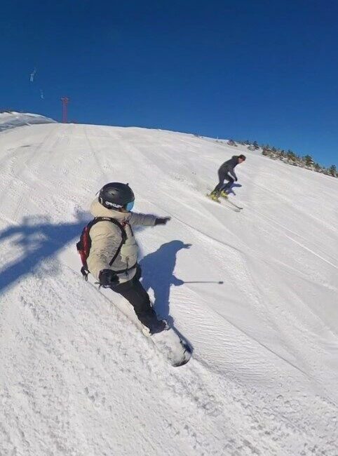 Zigana Kayak Merkezi'nde snowboardcu Şenol Pustu ile kayakçı İsa Özdemir
