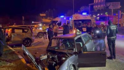 Aydın’ın Söke ilçesinde iki aracın çarpışması sonucu meydana gelen trafik
