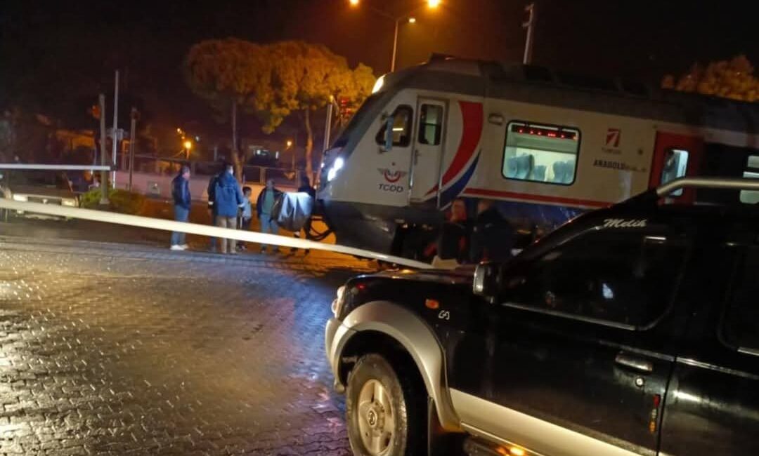 Söke’de yolcu treni pikaba çarptı Söke'de tren yoluna park