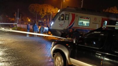 Söke'de tren yoluna park eden pikaba çarpan yolcu treni, 30