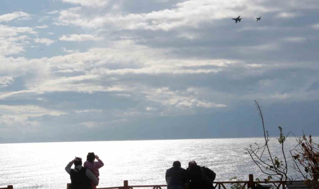 Türk Hava Kuvvetleri'nin F-16 gösteri ekibi SoloTürk, Antalya'da deniz üstü