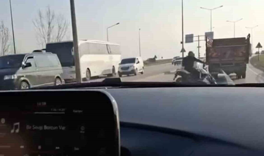 Bursa'da araç kullanan bir vatandaş, sosyal medya için video çekerken