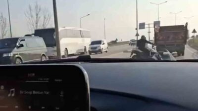 Bursa'da araç kullanan bir vatandaş, sosyal medya için video çekerken