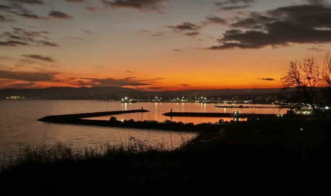 Tekirdağ'ın Süleymanpaşa ilçesinde gün batımı, muhteşem manzarasıyla ziyaretçileri büyülerken sahilde
