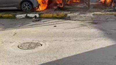 Sultanbeyli'de bir barakada çıkan yangın, park halindeki araca zarar verdi.