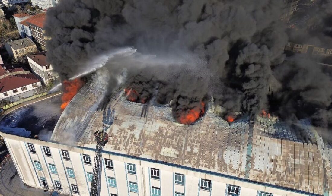 Sultanbeyli'de 5 katlı iş merkezinde çıkan yangın dron ile havadan