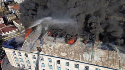 Sultanbeyli'de 5 katlı iş merkezinde çıkan yangın dron ile havadan