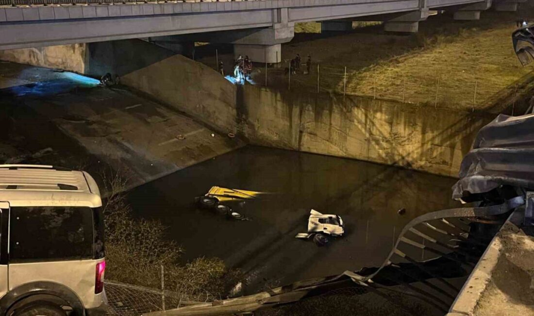 İstanbul Sultangazi'de meydana gelen kazada hafriyat kamyonu ile hafif ticari