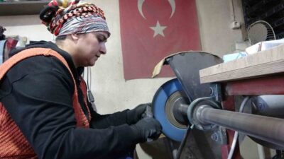 Sürmene ilçesinde yaşayan Şennur Cengiz, eşinin bıçak yapımını izleyerek Sürmene