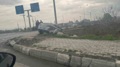 Söke ilçesinde yağış nedeniyle meydana gelen kazada sürücü direksiyon hakimiyetini