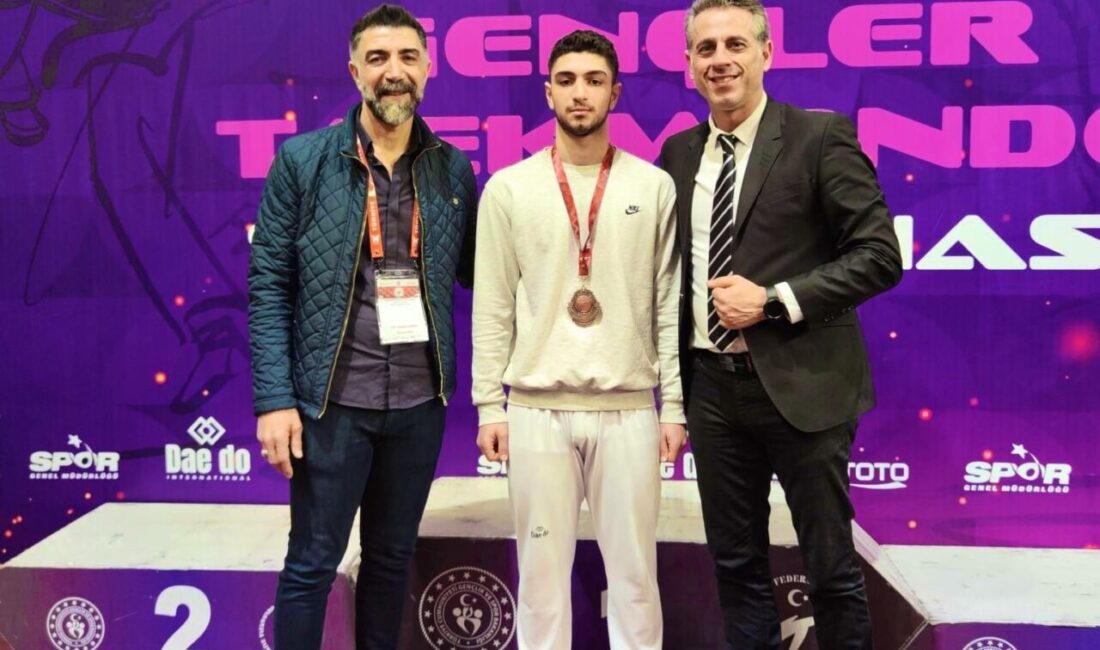 Elazığlı Bedirhan Kaya, Ankara'da düzenlenen Taekwondo Türkiye Şampiyonasında 73 kilo