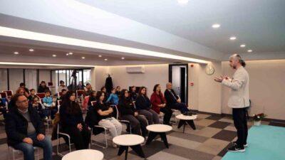 Talas Belediyesi'nin düzenlediği Yazar Okulu Seminerleri programı, eğitimci yazar Rafet