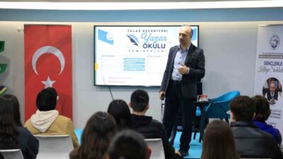 Talas Belediyesi'nin düzenlediği Yazar Okulu Seminerleri programı, eğitimci yazar Murat