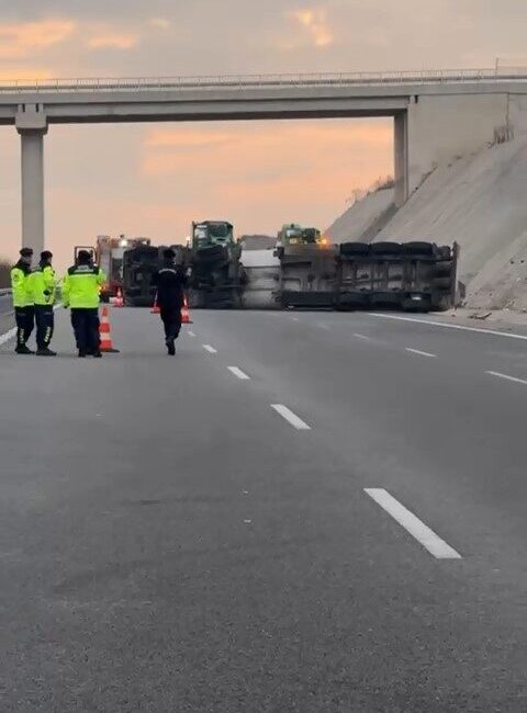 Bursa-İzmir otobanında Karacabey yakınlarında devrilen benzin tankerinin yarattığı kazada 25