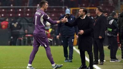 Galatasaraylı taraftarlar, Dinamo Kiev maçında 3 gol yiyen file bekçisi